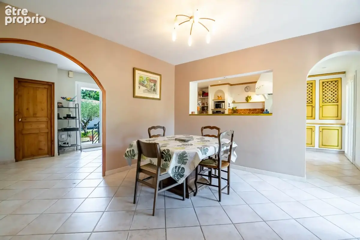 Maison 9 pièces 227 m² à vendre à Eyragues (13630) - photo 2