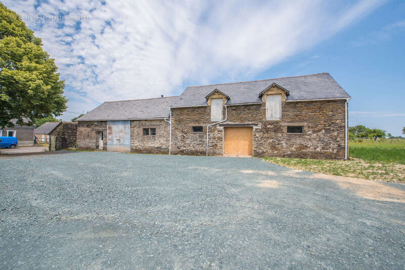 Ensemble en pierre à rénover – 340 m² de potentiel habitable – Hangar 223 m² – Terrain 3 109 m² - photo 18