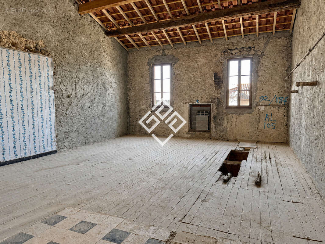 Maison à OUVEILLAN