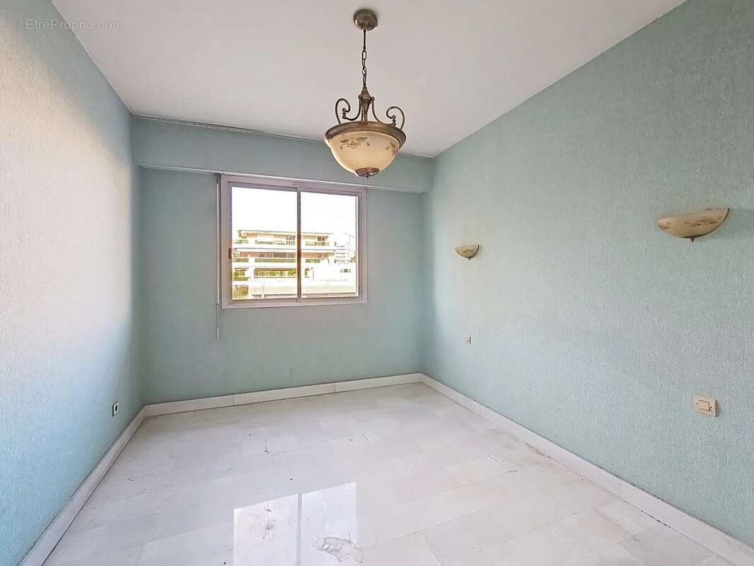Appartement à SAINT-LAURENT-DU-VAR