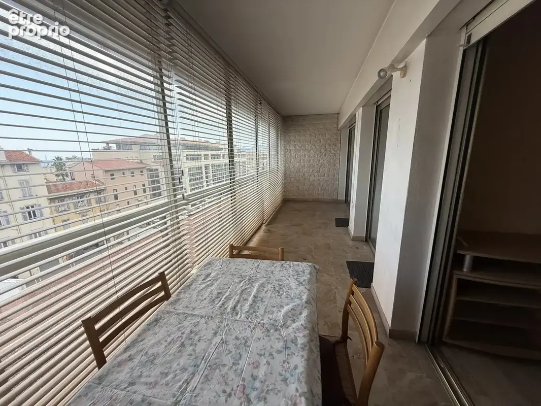 Cannes Centre : Appartement 2 pièces de 49 m² avec terrasse de 16 m² et aperçu mer, à rénover - photo 3