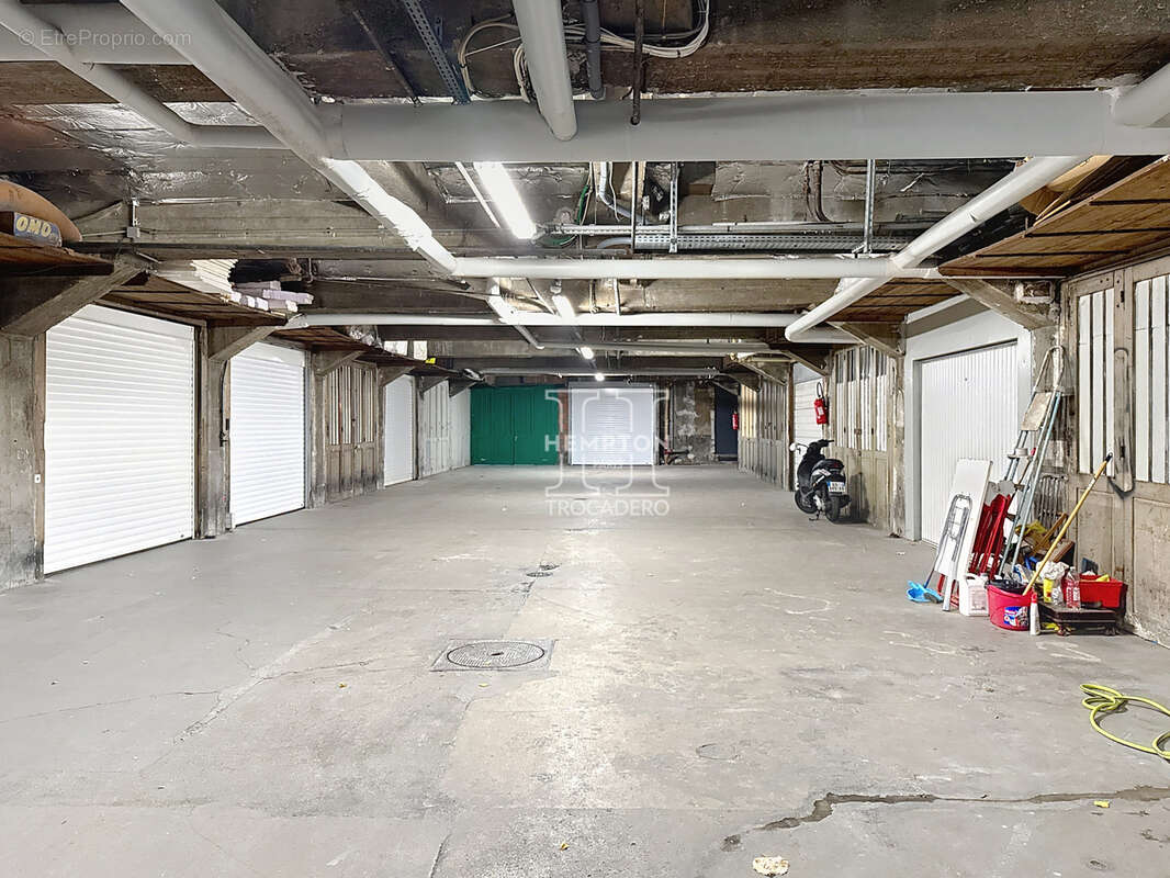 Parking à PARIS-16E