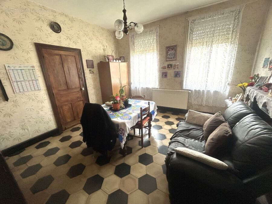 Maison de style bourgeoise, individuelle à rénover, développant 200m2 et bâtie sur 864m2 ! - photo 3