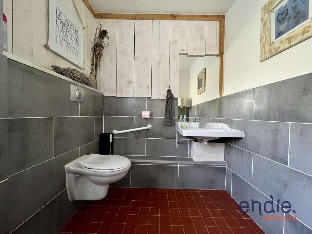 Commerce à SALERNES