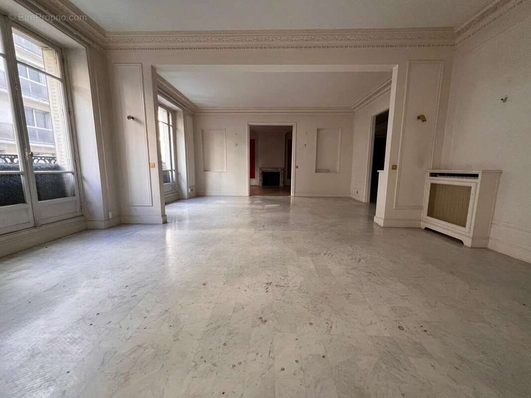 Appartement à PARIS-16E