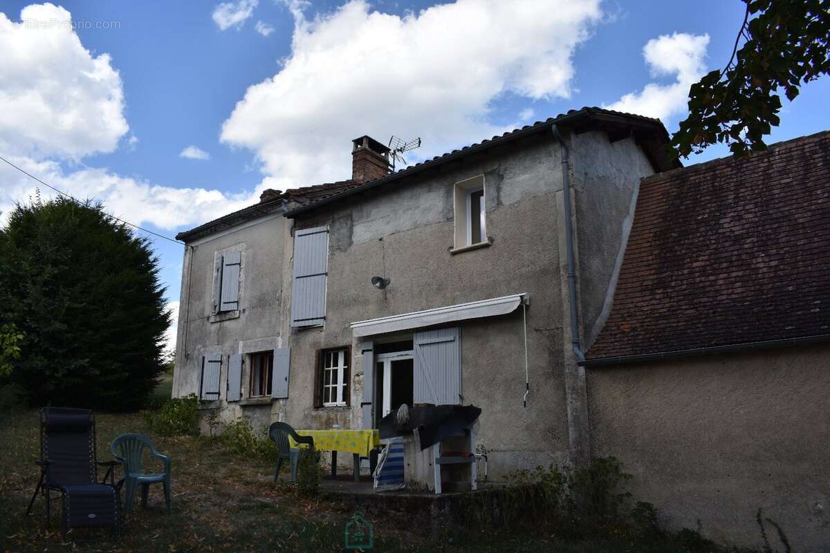 Corps de ferme a restaurer sur 9000 m2 de terrain - photo 8