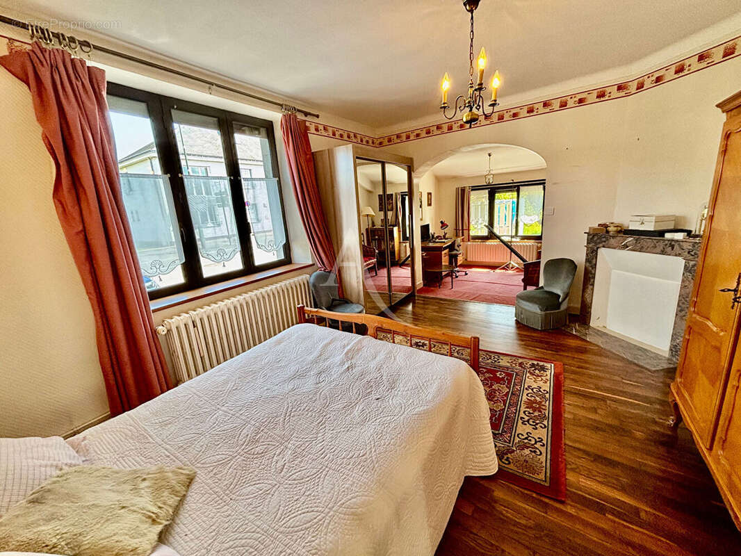 Maison à SAINT-DENIS-DE-L'HOTEL