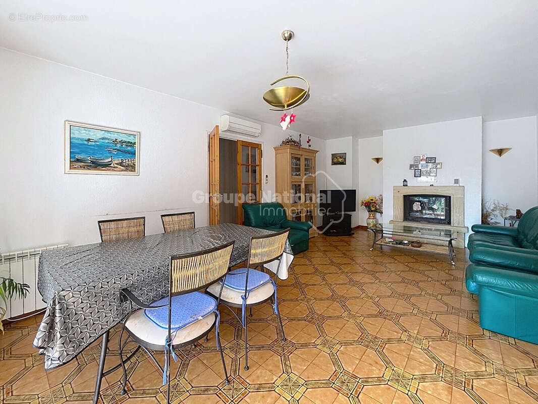 Maison à SAINTE-CECILE-LES-VIGNES