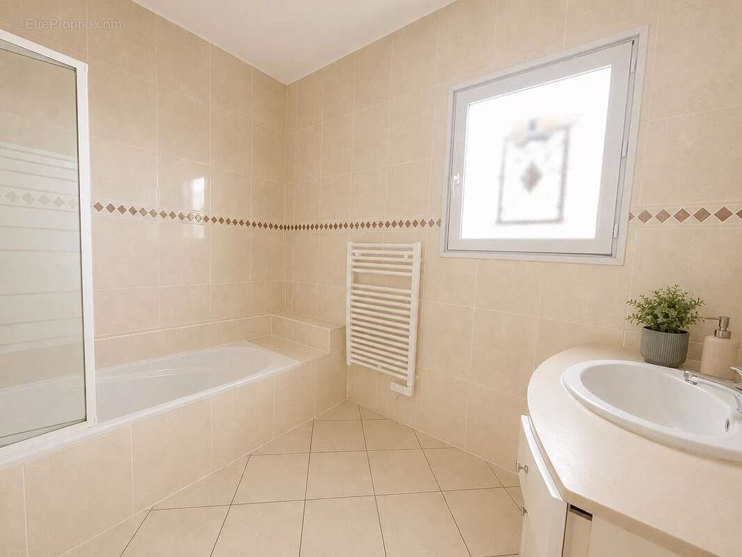 Maison de plain  pied T5 10 m2 sur 2000 m2 de parcelle - photo 16
