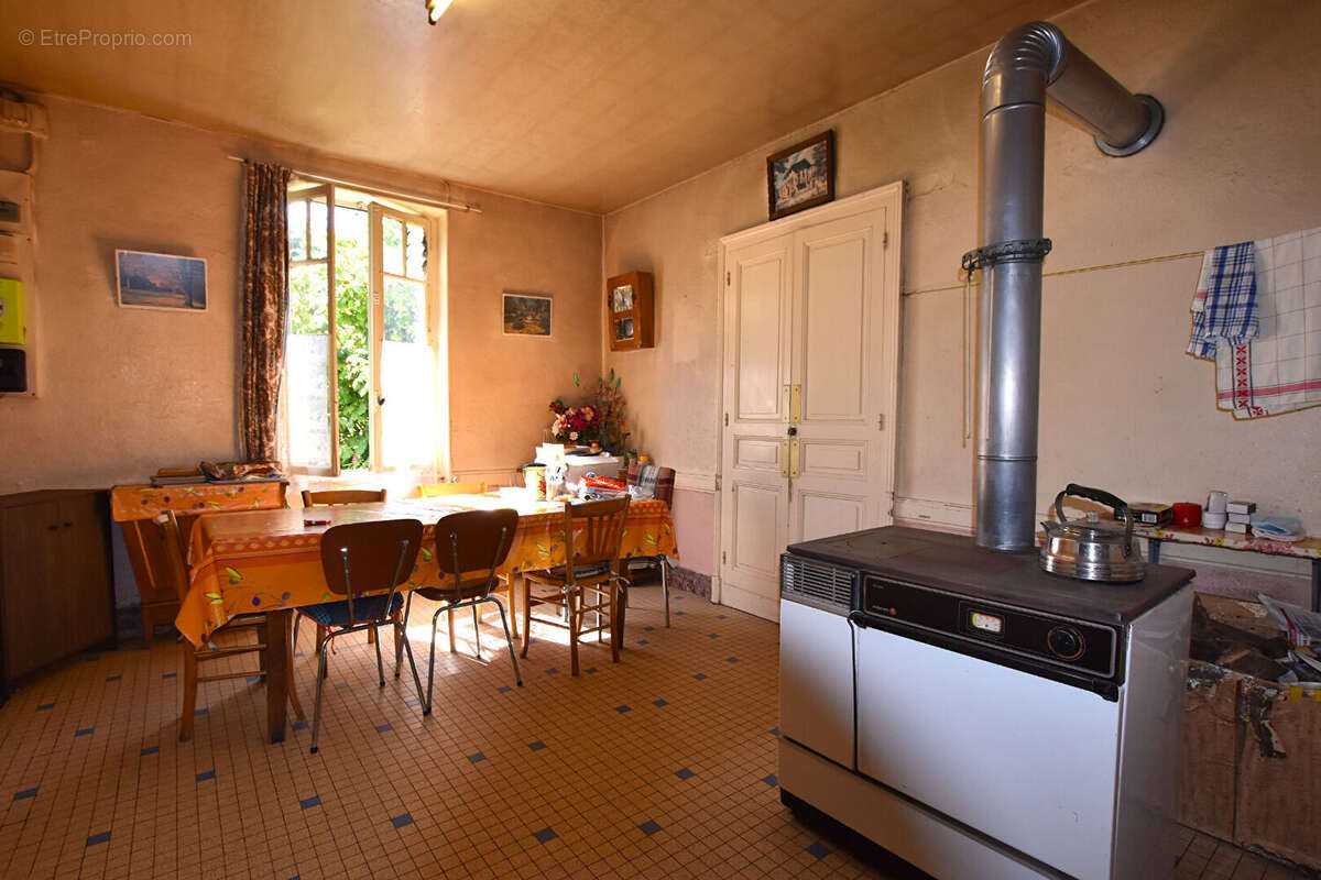 Maison à LE MAYET-DE-MONTAGNE