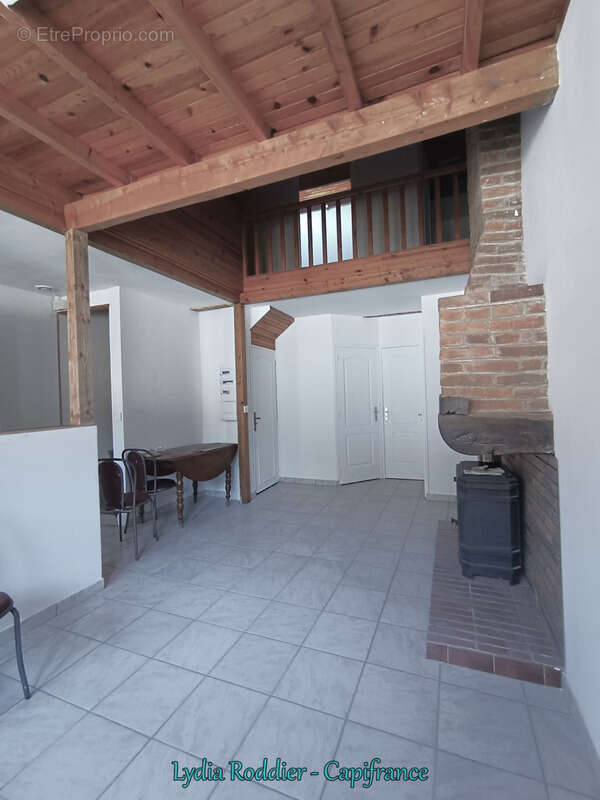Maison 3 pièces 60 m2 rénovée dans le centre de CHATELDON (63290) - secteur calme - photo 2