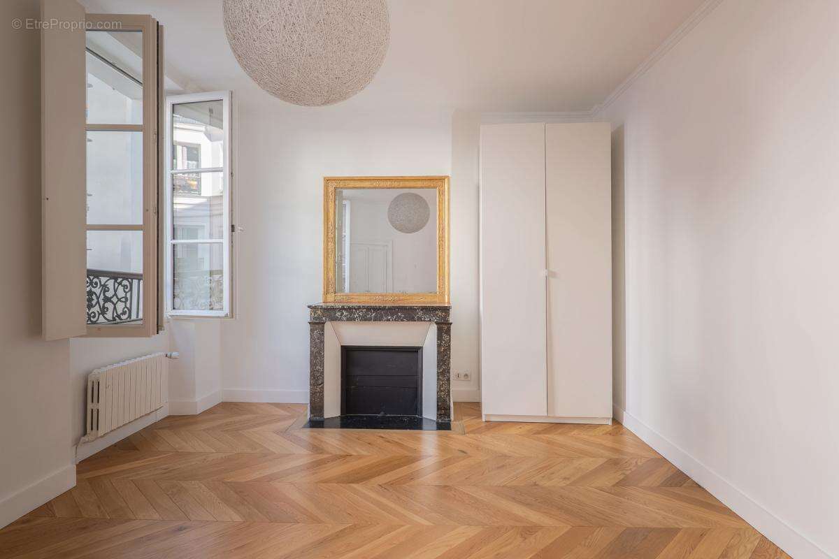 Appartement à PARIS-1E