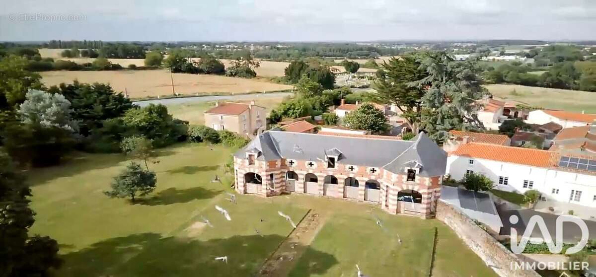 850 m² à Chantonnay  - photo 3