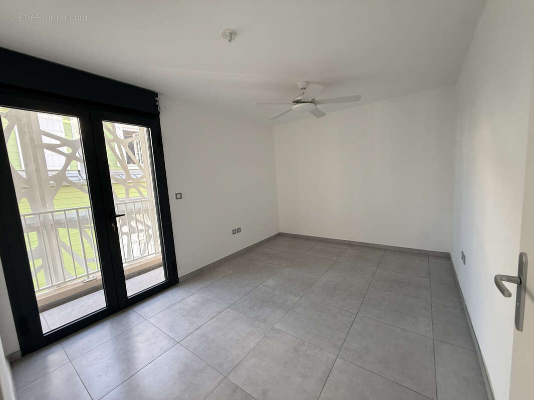 F4 de 78  m2 et terrasse 19 m2 en centre ville Saint Denis. - photo 5