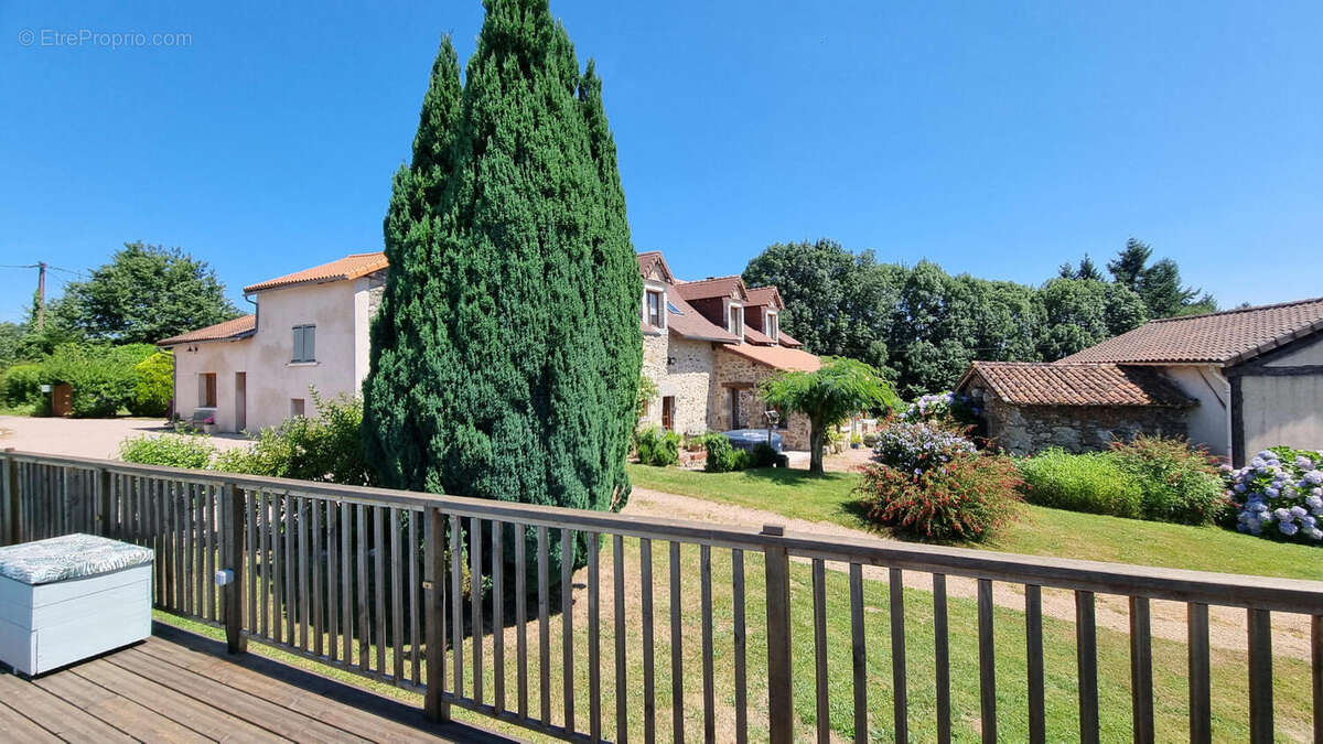 Vue imprenable pour cet ensemble de gîtes et habitation - photo 9