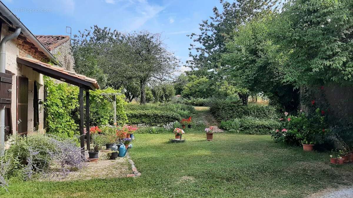 Maison à BORS(CANTON DE MONTMOREAU-SAINT-CYBARD)