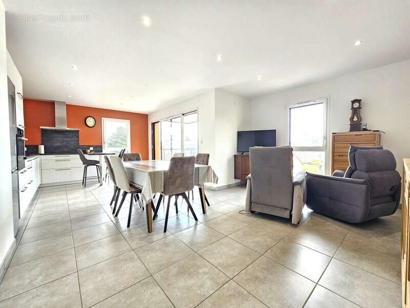 Appartement à PANISSIERES