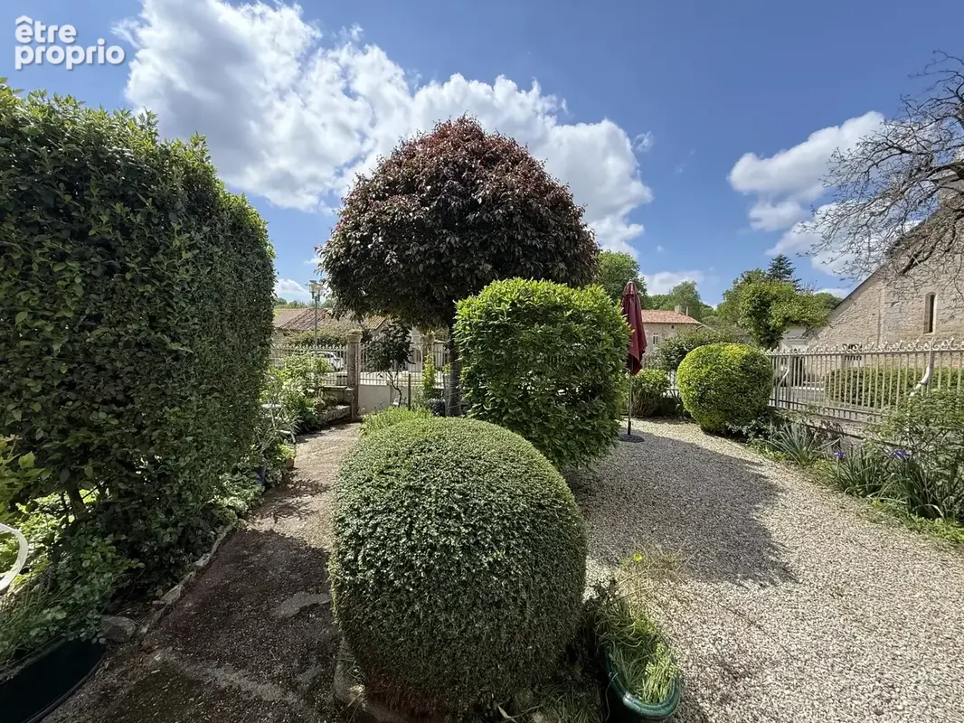 Belle maison de village rénovée avec 5 chambres, dépendances et jardin, située entre Ruffec et Civray - photo 14
