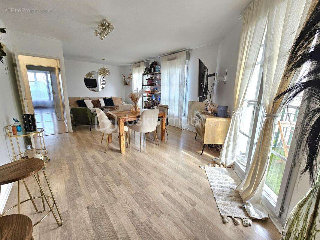 Appartement à VAUJOURS