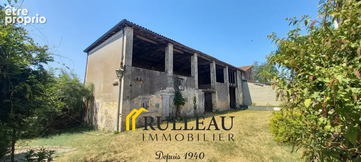 Ensemble immobilier 320 m2 avec dépendances en centre-ville de Saint-Savin - photo 2