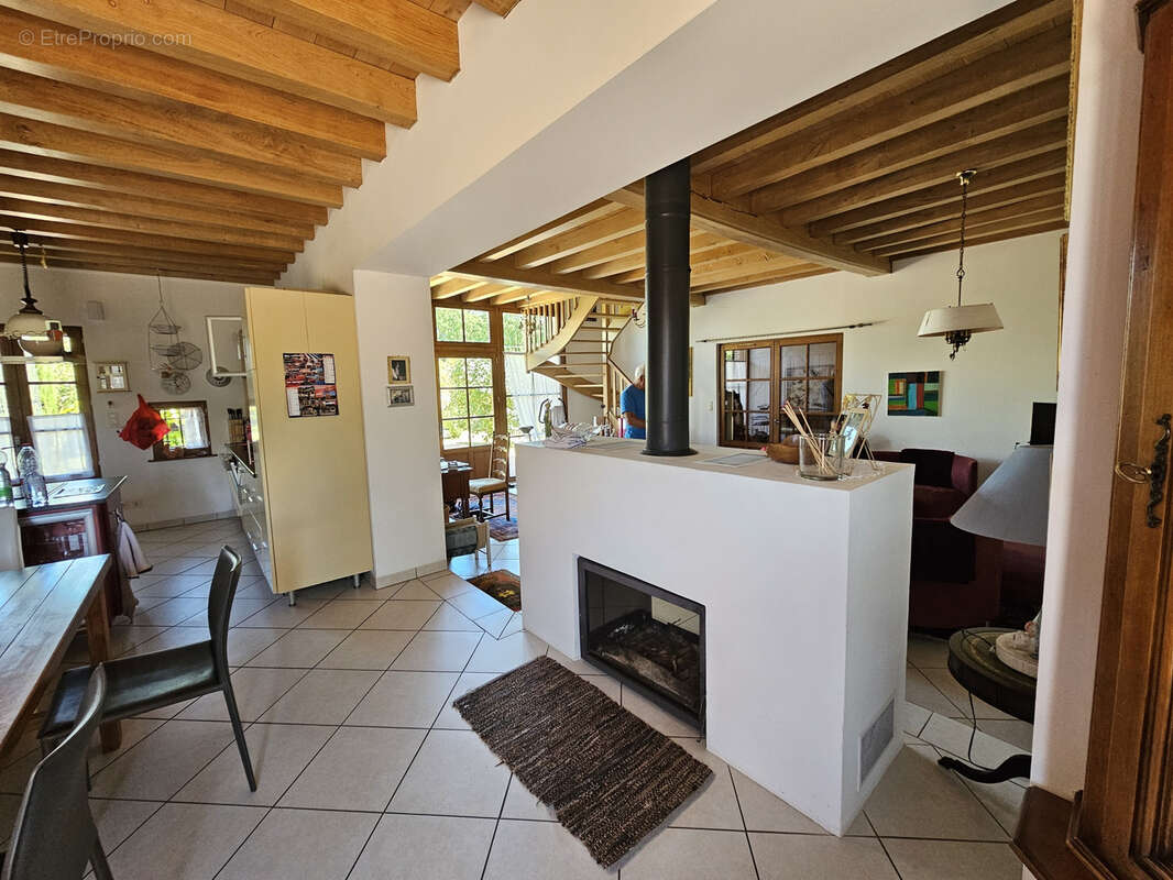 Grande maison ancienne rénovée avec terrasse et terrain à Devrouze - photo 8