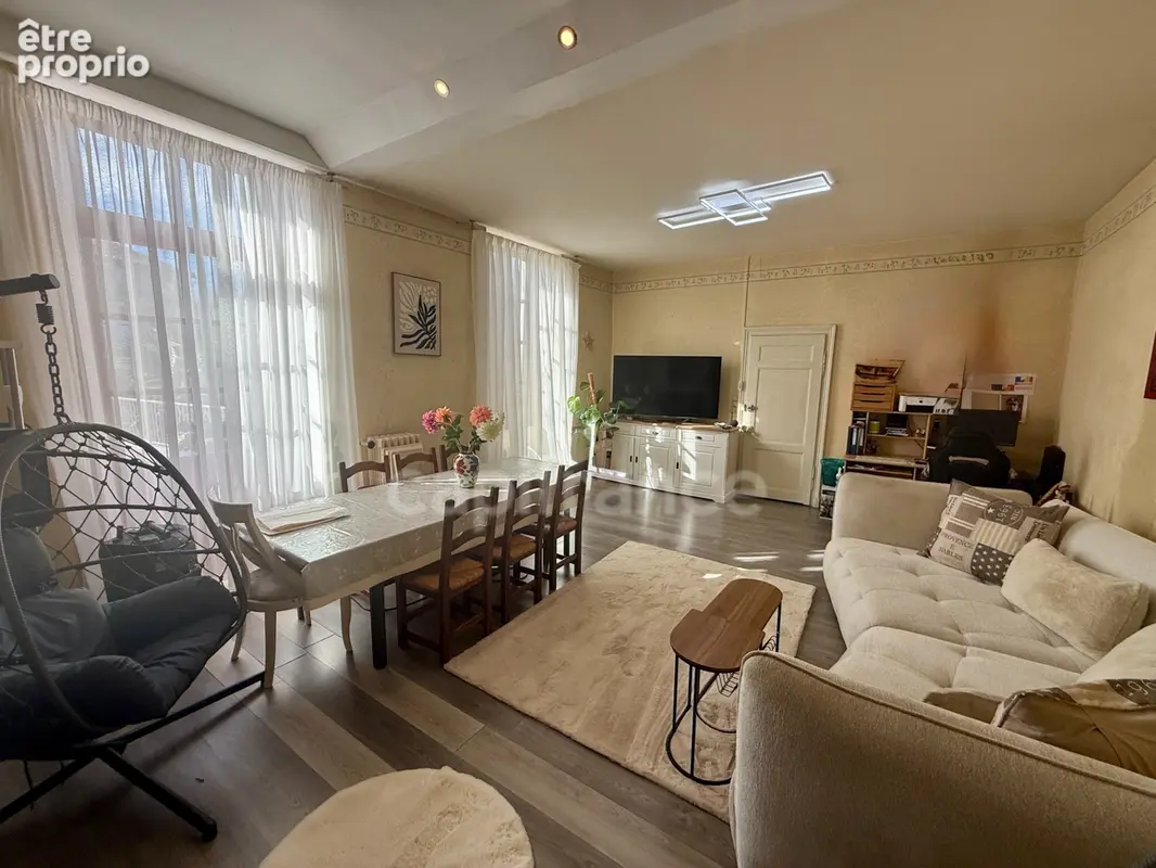  CHAMPDENIERS – Maison de 123 m² au cœur du bourg, 3 chambres, jardin et garage - photo 2