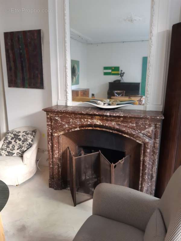 Chambre avec cheminée en marbre - Terrain à AUBERVILLIERS