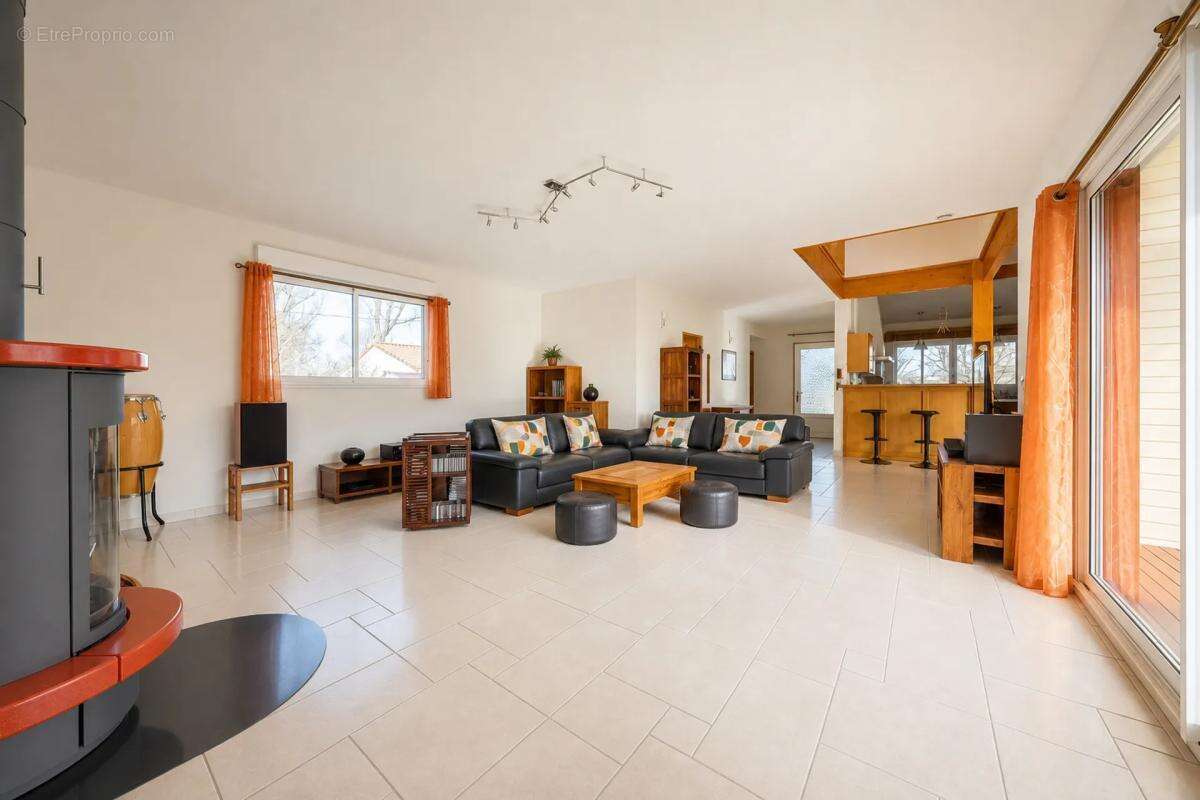 Maison lumineuse de 196 m² à Cubzac-les-Ponts - photo 4