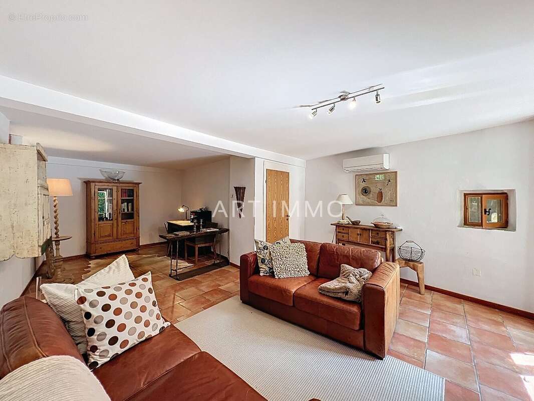 Maison de village avec piscine sur un grand terrain. - photo 11