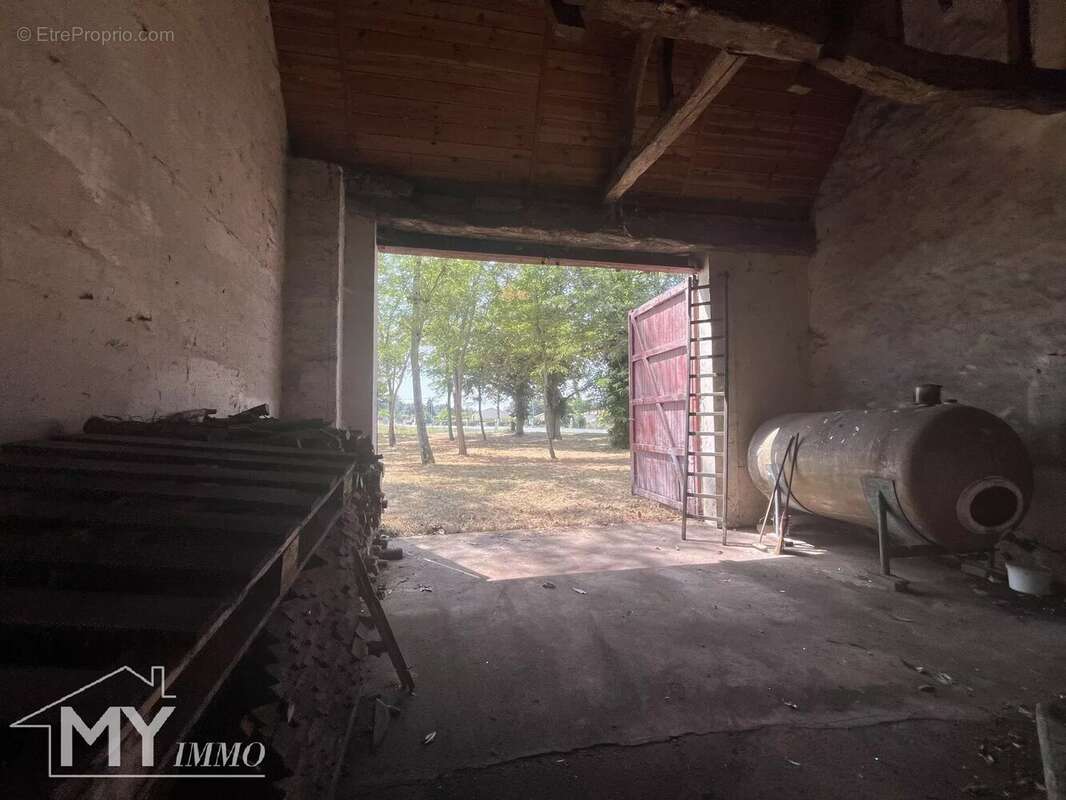 Commerce à MOULIETS-ET-VILLEMARTIN