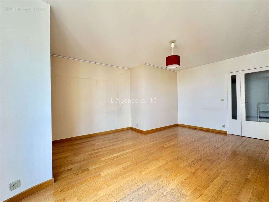 Porte de versailles / beau 2 pieces 54m² / etage eleve / ascenseur / vue degagee / cave / - photo 4