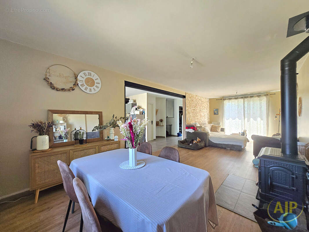 SAINT-JEAN-BREVELAY : Maison T5 dans le bourg, entièrement rénovée  - 20 min de Vannes ? DPE C ? Uniquement chez AJP ! - photo 4