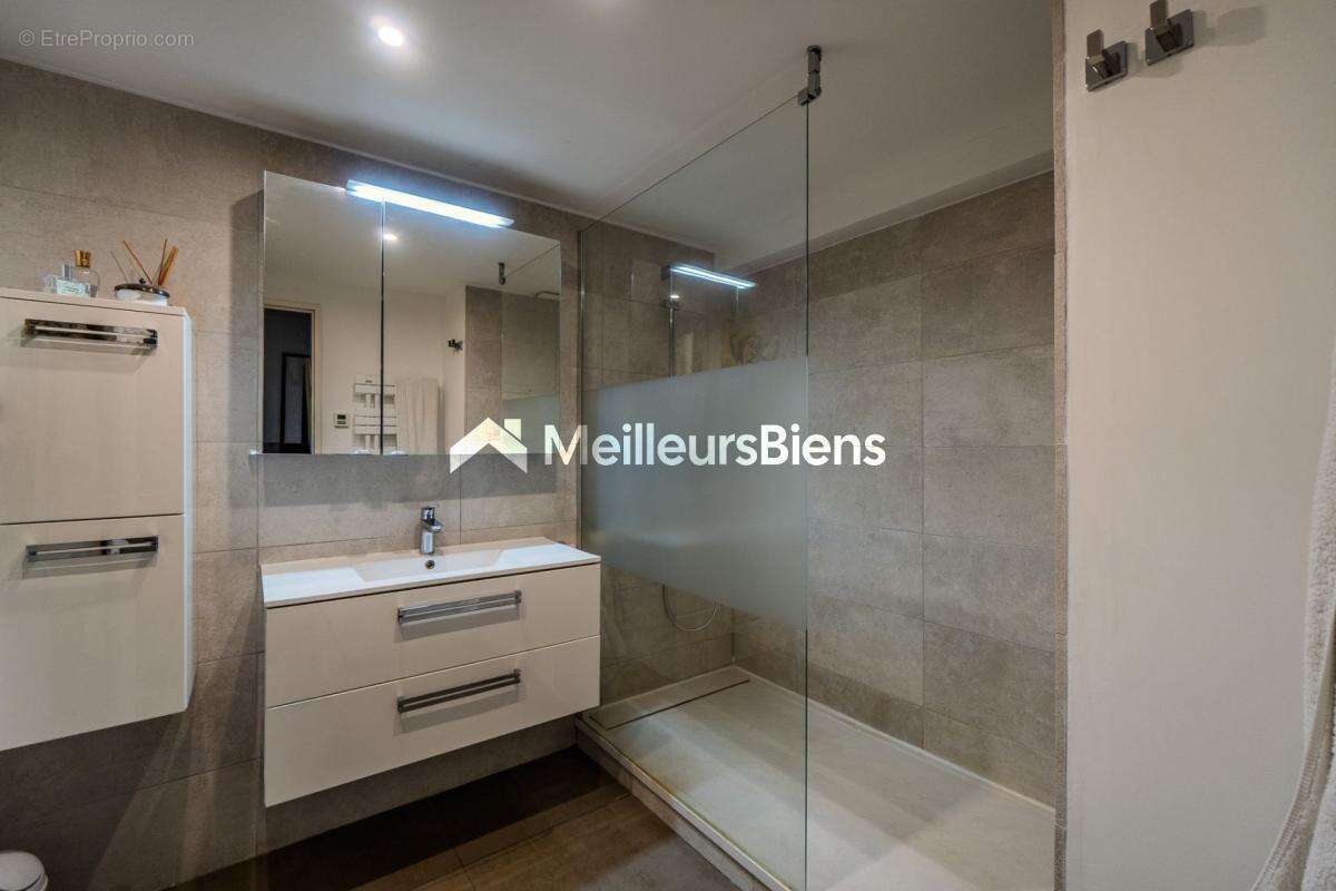 Sète, centre appartement 2 chambres de 96,85 m² avec vue sur quai ! - photo 8