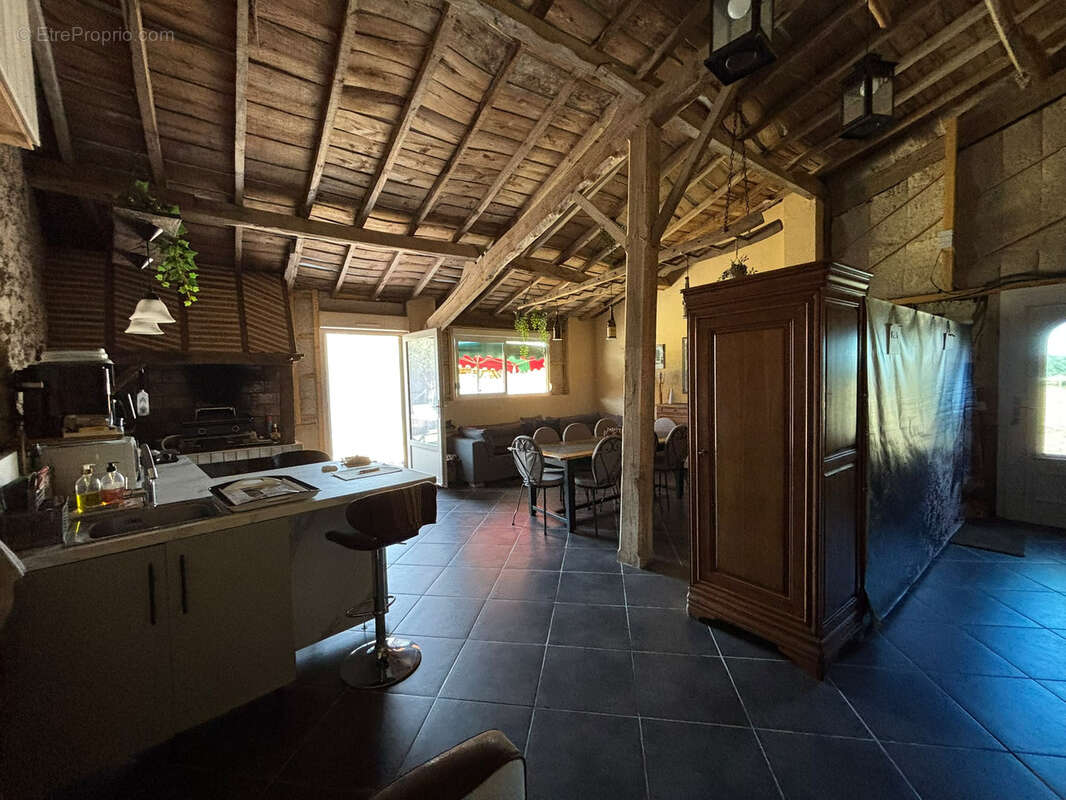 Charmante maison en pierre de 115 m2 avec grange, carport et jardin clos ! - photo 7