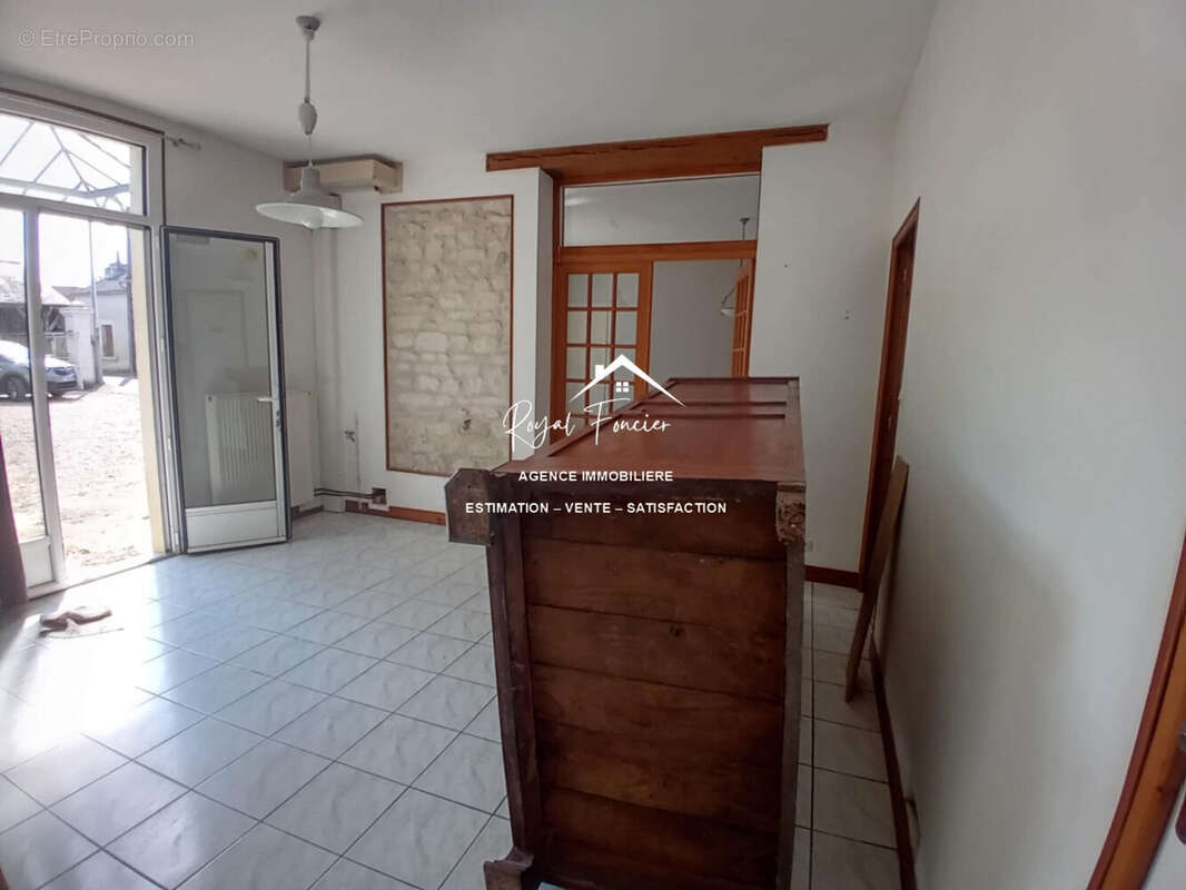 Entrée de 17 m2 très spacieuse - Maison à NAINTRE