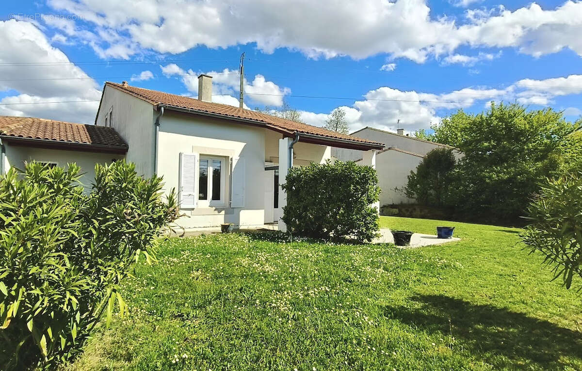 Maison à SAINT-SEURIN-DE-CURSAC