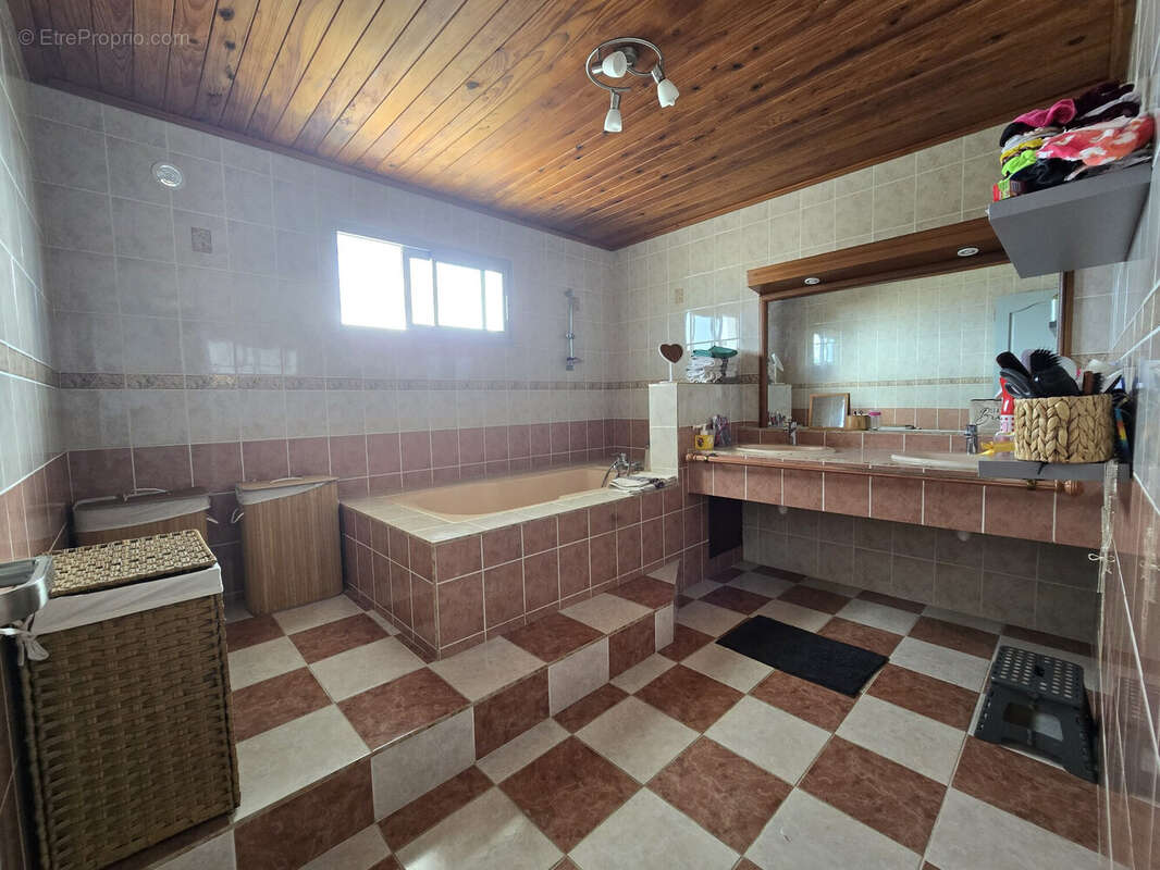 Maison 100 m² à La Possession  - photo 8