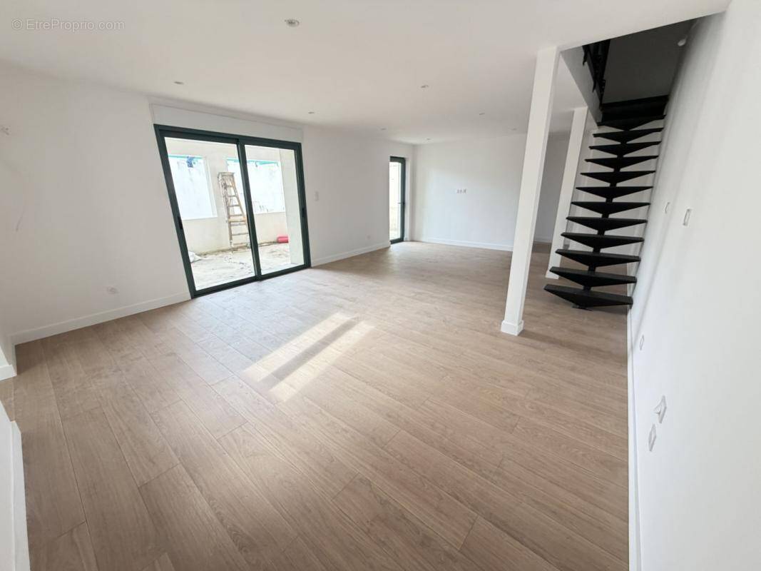 Appartement à SAINT-PAUL-DE-VARAX