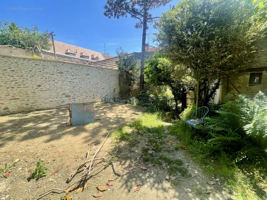 Local professionel à aménager sur 326 m2 clos de murs. - photo 6