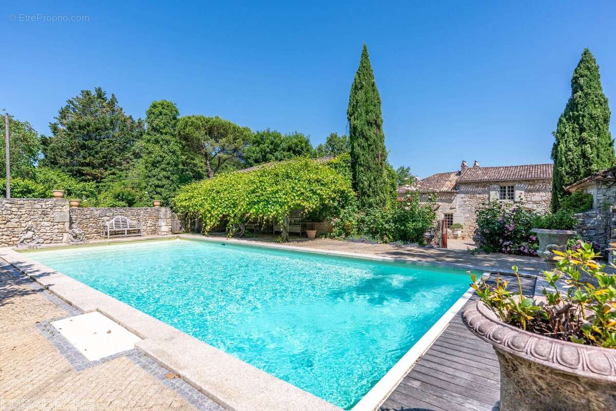 Propriété historique avec piscine, verger et vues sur la campagne - photo 2