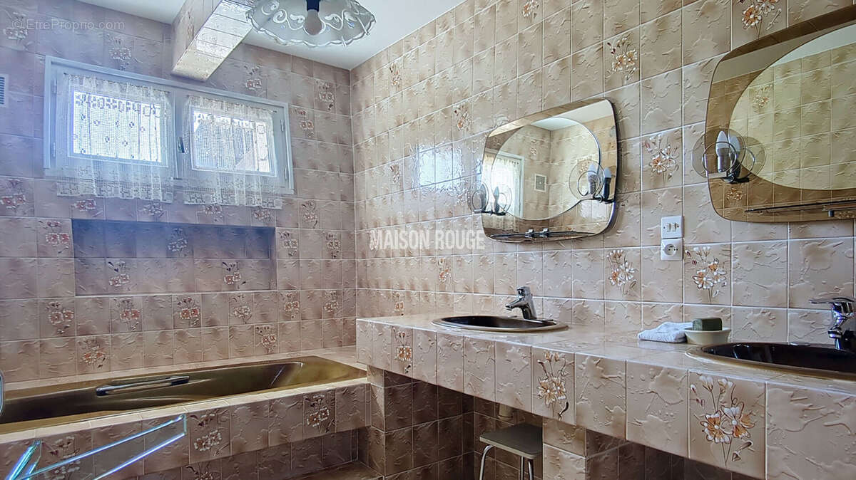 Maison à LA ROCHE-DERRIEN