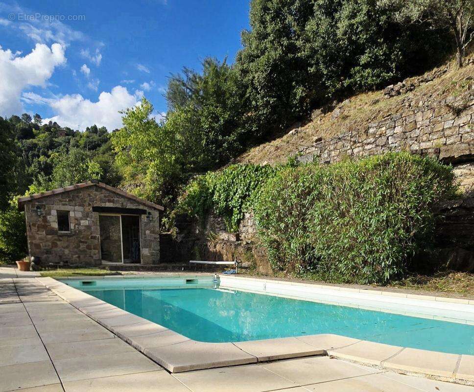 Maison à SAINT-PIERRE-SAINT-JEAN