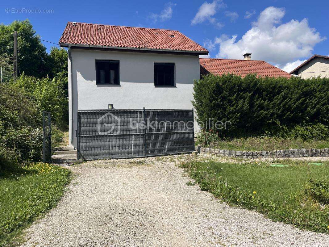 Maison à CHARNECLES