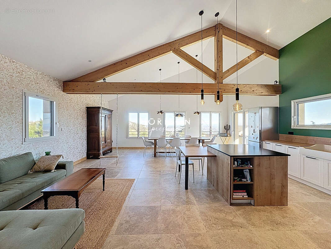 Maison à SOLUTRE-POUILLY