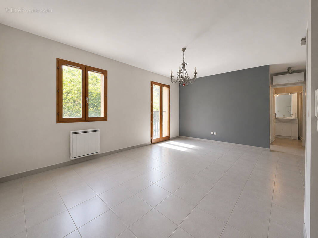 Appartement à BONNE