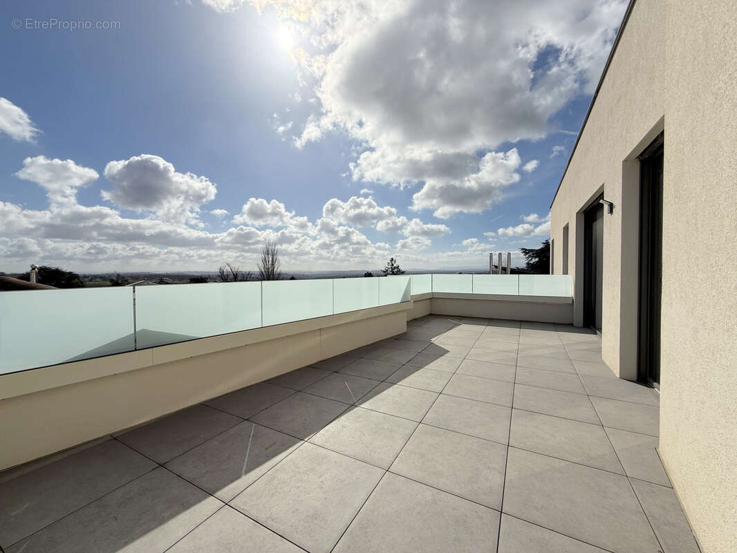 Appartement à LA TOUR-DE-SALVAGNY