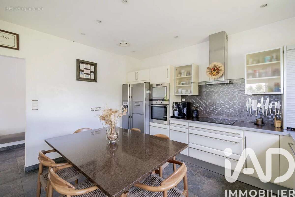 Maison 250 m² à Carignan-De-Bordeaux  - photo 3