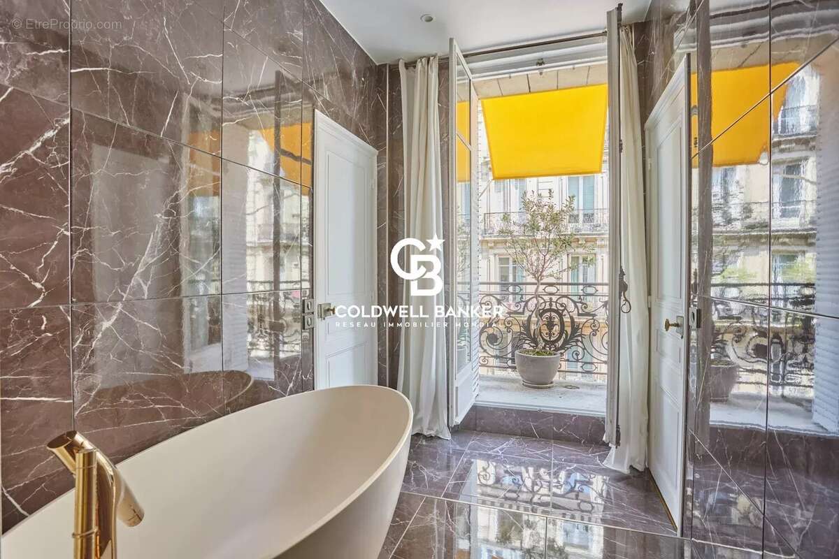 Appartement à PARIS-16E