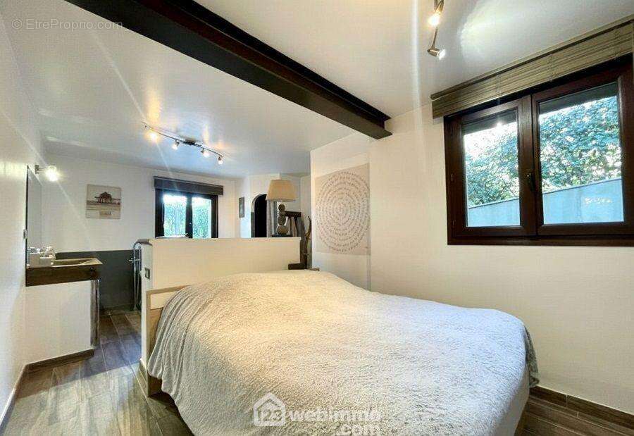 Une chambre confortable avec belle luminosité et espace de rangement type dressing. - Maison à SAINTE-MAXIME