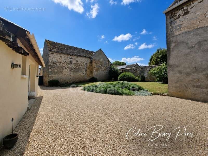 Maison à VILLENEUVE-LA-GUYARD